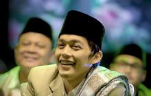 Usianya Baru 30 Tahun sudah Punya Banyak Jamaah dan Curi Perhatian Ivan Gunawan, Ini 8 Potret Gus Iqdam Asal Blitar yang Viral