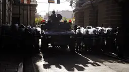 Tentara dan tank dikerahkan di luar gedung-gedung pemerintah dan mencoba merobohkan pintu istana presiden Bolivia. (JORGE BERNAL / AFP)