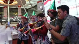 Sejumlah karyawan meniup terompet saat penutupan Indeks Harga Saham Gabungan (IHSG) 2018 di Kantor BEI, Jakarta, Jumat (28/12). IHSG dibuka di zona hijau hari ini. (Liputan6.com/Angga Yuniar)