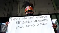 Sejumlah Pemuda Papua menggelar aksi di KPK, Jakarta, Selasa (27/9). Mereka mendesak KPK untuk mengusut sejumlah pejabat yang ikut pilkada karena diduga melakukan korupsi. (Liputan6.com/Helmi Afandi)