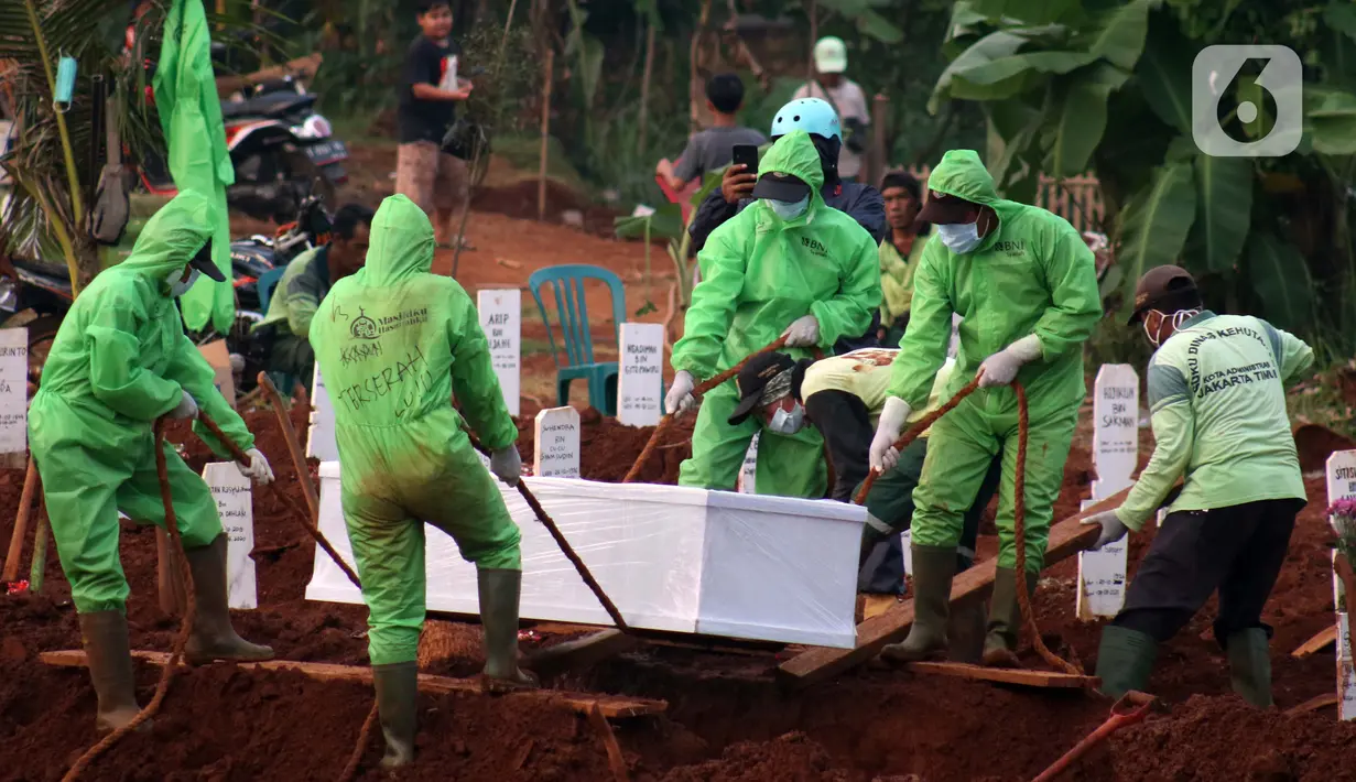 Petugas bersiap memakamkan pasien terinfeksi COVID-19 di TPU Pondok Ranggon, Jakarta, Senin (10/8/2020). Berdasar data di web corona.jakarta.go.id, Senin (10/8), kasus positif Covid-19 di Jakarta 26.193 orang, 16.446 dinyatakan sembuh dan 940 meninggal dunia. (Liputan6.com/Helmi Fithriansyah)