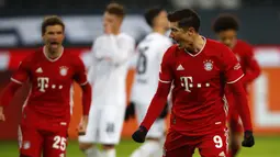 Striker Bayern Munich, Robert Lewandowski melakukan selebrasi usai mencetak gol pertama timnya ke gawang Borussia Moenchengladbach dalam laga lanjutan Liga Jerman 2020/21 pekan ke-15 di Borussia Park, Jumat (8/1/2021). Bayern Munich kalah 2-3 dari Moenchengladbach. (AFP/Wolfgang Rattay/Pool)