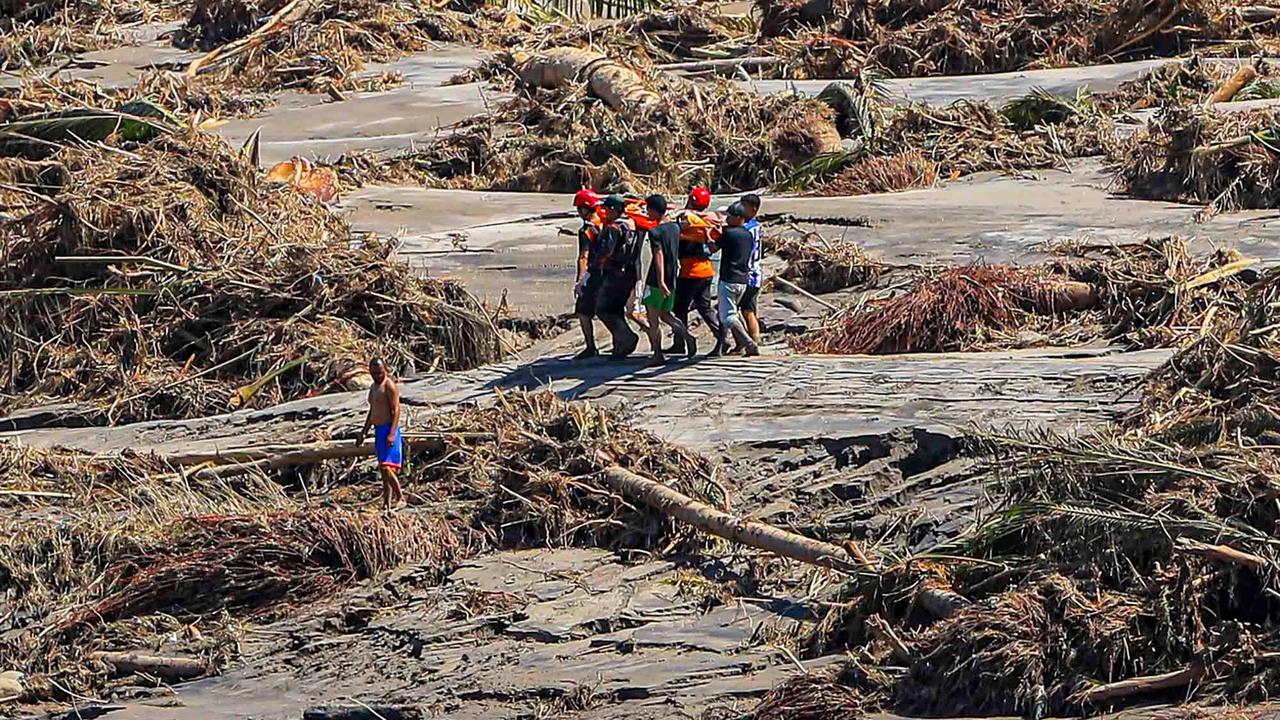 FOTO: Beratnya Evakuasi Korban Banjir Bandang di Bireuen, Aceh