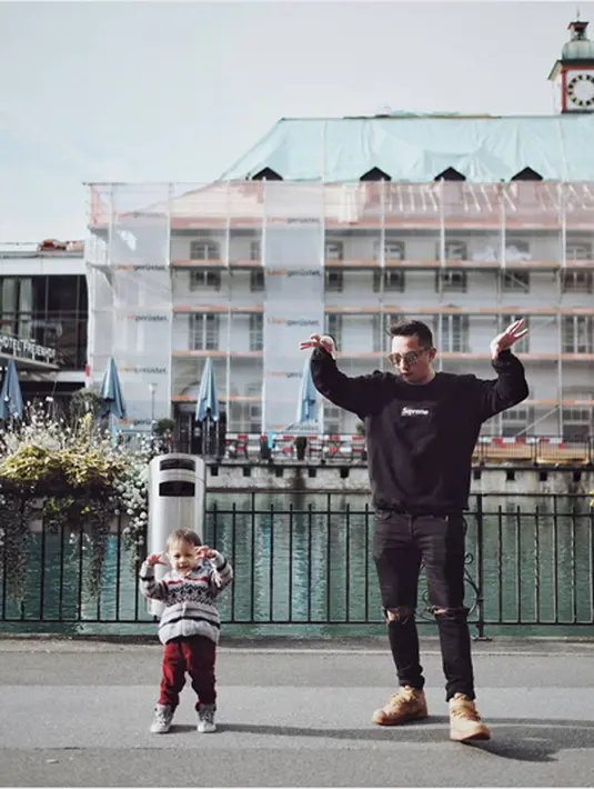 "Mau dulu suka musik rock,alternatives,jazz,folks,shoegaze pd akhirnya kita akan menyanyikan lagu yg sama...head shoulders kness and toes..baby sharks..twinkle2 little star.. #baladabapak," tulis Ringgo. (Instagram/ringgoagus)