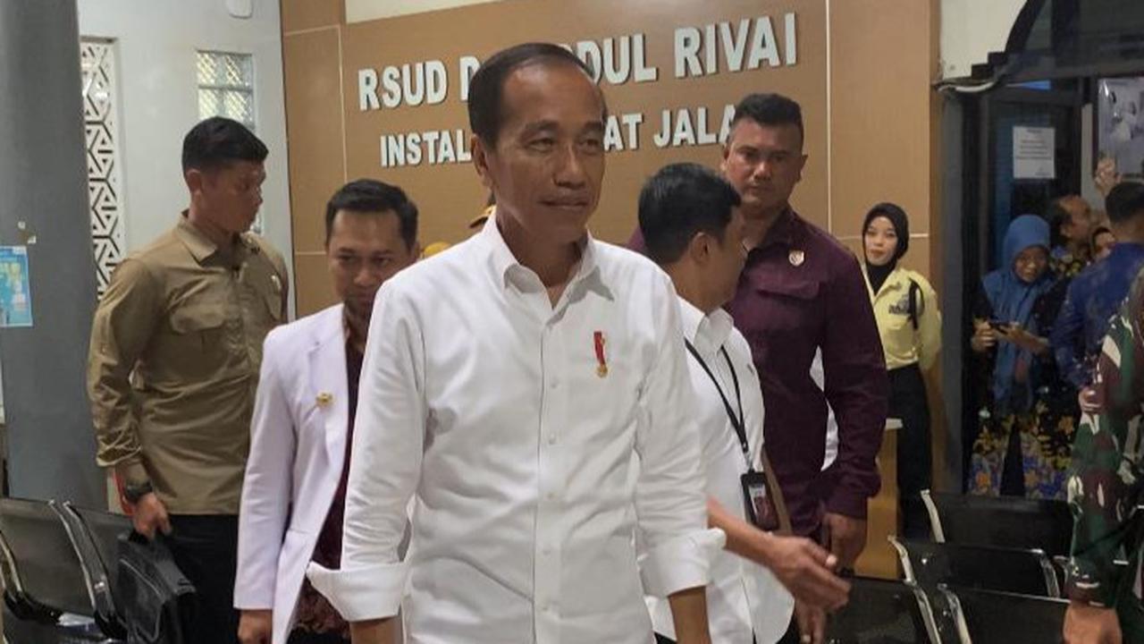Jokowi Terima Brevet Kehormatan Hiu Kencana di Atas KRI RJW-992