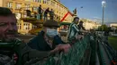 Suporter Bohemians 1905 menyaksikan pertandingan Czech First League alias Liga Fortuna melawan Sparta Praha dari balik tembok di Praha, Rep. Ceko pada 6 Juni 2020. Laga yang dimenangkan Sparta Praha dengan skor 0-1 itu tertutup di tengah pembatasan corona Covid-19. (Michal Cizek/AFP)