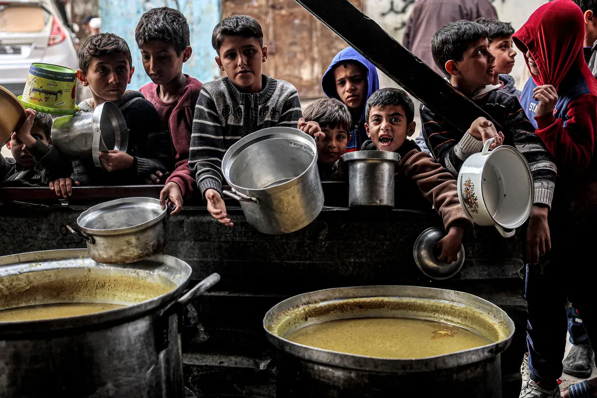 Potret Anak-anak dan Pengungsi Palestina Rela Antre untuk Dapatkan Makanan Berbuka Puasa