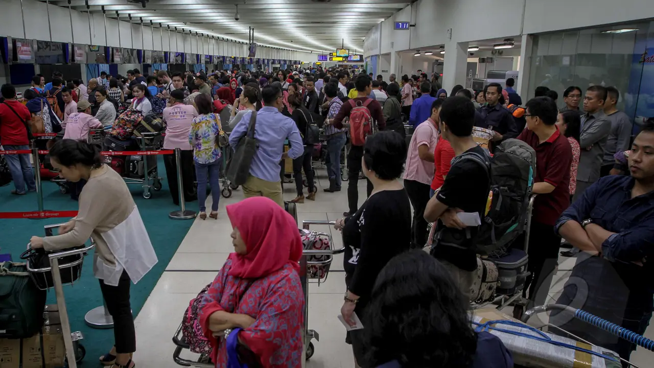 Penumpang Pesawat Membeludak di Soekarno Hatta