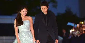 Kabar pernikahan Song Joong Ki dan Song Hye Kyo belakangan ini menjadi sorotan masyarakat, terutama para penggemar Song Song Couple ini. Tak sedikit dari mereka yang patah hati soal pernikahan pasangan ini. (AFP/Bintang.com)
