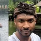 Usher liburan di Bali, jalanii melukat hingga yoga. (Dok: IG @niluhdjelantik&nbsp;https://www.instagram.com/p/C4IigJgylYJ/?igsh=dWxjOWRwMDFuOW5w)