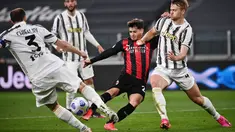 Brahim Diaz - Pemain bernomor punggung 10 itu kini menjadi pemain kunci Rossonerri setelah kepergian Hakan Calhanoglu ke Inter Milan. Sejauh ini Diaz telah mengoleksi 4 gol serta 2 assist dan sukses membawa AC Milan belum terkalahkan di ajang Serie A.  (AFP/Marco Bertorello)