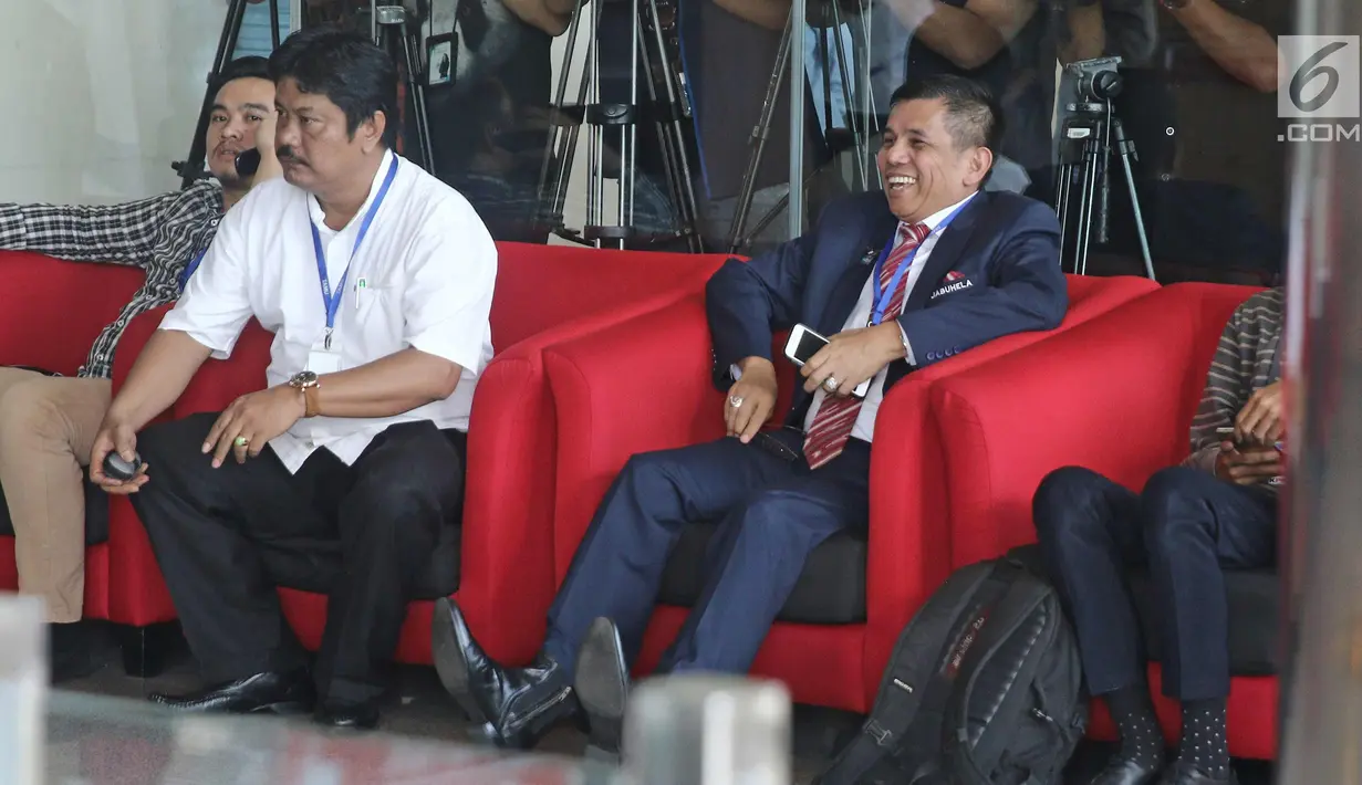 Sekjen Partai Demokrat, Hinca Panjaitan tertawa di dalam gedung KPK, Jakarta, Kamis (15/3). Hinca Panjaitan bertemu dengan petinggi KPK untuk membahas pencegahan dan pemberantasan korupsi , khususnya di internal parpol. (Liputan6.com/Herman Zakharia)