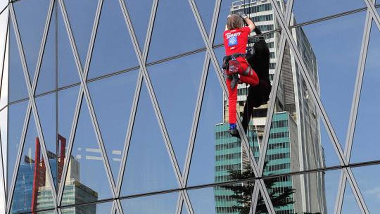 Aksi Spiderman panjat Bakrie Tower