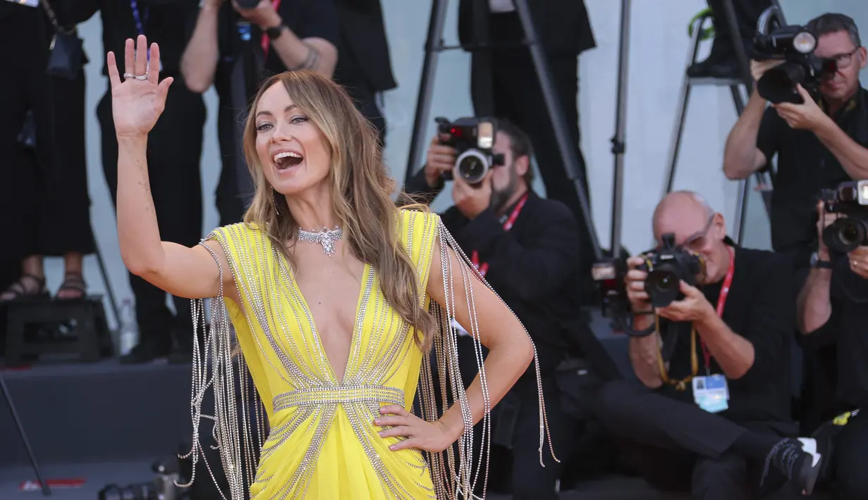 Sutradara Olivia Wilde berpose untuk fotografer setibanya di pemutaran perdana film 'Don't Worry Darling' selama Venice Film Festival 2022 di Venesia, Italia, Senin (5/6/2022). Pinggangnya diikat dengan detail perak yang memanjang di atas pinggul rok, yang dijahit di belakangnya dan diakhiri dengan lipatan dari bahan yang sama. (Photo by Joel C Ryan/Invision/AP)