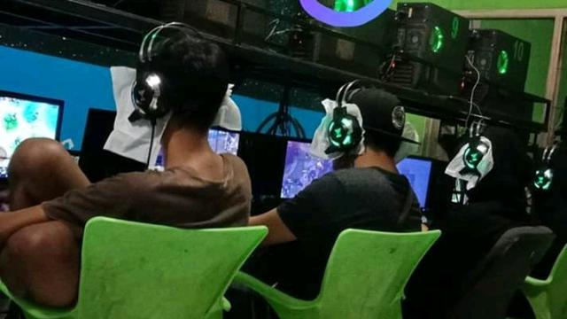 7 Potret Kocak Kejadian Tak Biasa di Warnet, Bikin Kamu Senyum