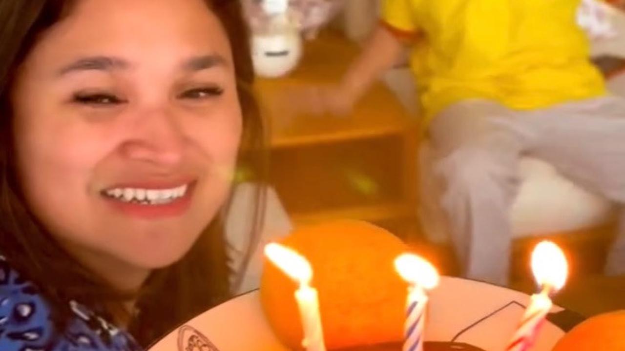 Ini momen Wendi Cagur memberikan kejutan ulang tahun untuk sang istri. Tampak sang istri terkejut saat menerima kejutan ulang tahun.