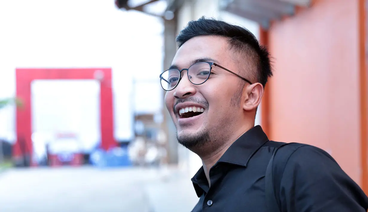 Ihsan Tarore siap menikahi Denada kapan saja. "Ya kalau ada rezeki sih bisa kapan saja. Kalau besok ada rezeki nomplok ya bisa saja, besok saya nikah. Didoain saja," jelas Ihsan. (Deki Prayoga/Bintang.com)