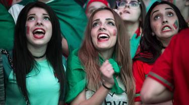 Fans cantik Portugal terlihat kegirangan saat timnya mencetak gol ke gawang Wales pada semi-final Piala Eropa 2016 di Fans Zone Champ de Mars,  Paris, Kamis  (7/7/2016) dini hari WIB. (AFP/Geofroy Van Der Hasselt)
