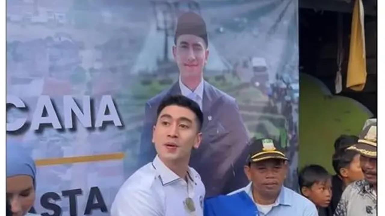 6 Potret Verrell Bramasta Ngabuburit Tinjau Banjir Bekasi, Bantu Warga Terdampak
