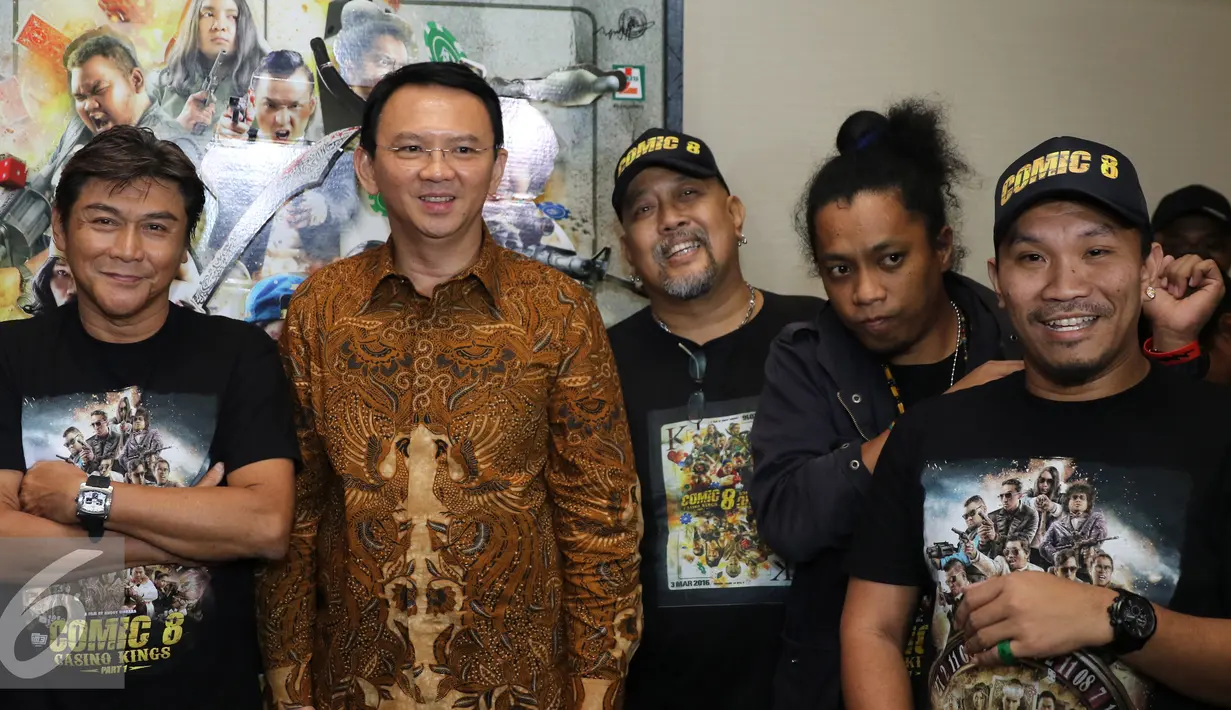  Gubernur DKI Jakarta Basuki T Purnama alias Ahok foto bersama dengan para pemain Comic 8 di Djakarta Theatre, Jakarta, Jumat (18/3). Film yang disutradarai Anggy Umbara ini meraih penghargaan Poster Film Terbaik. (Liputan6.com/Herman Zakharia)