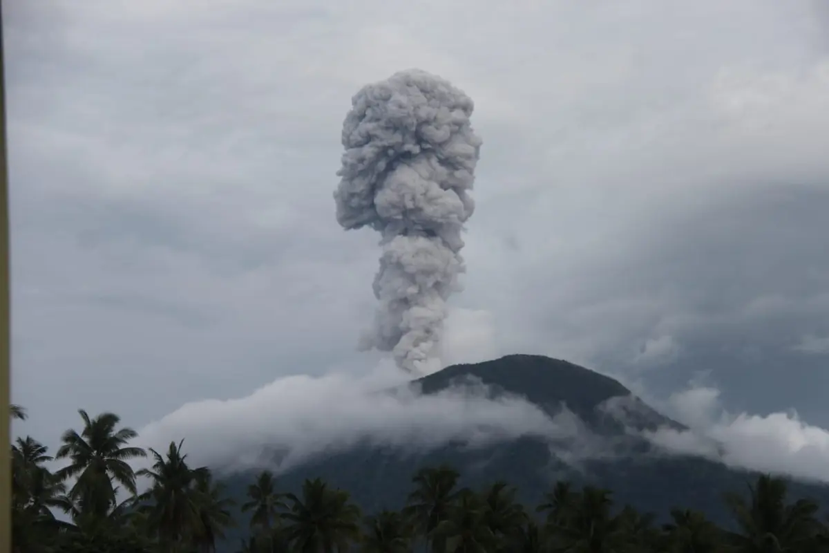 Gunung Ibu di Halmahera Barat, Maluku Utara meletus, Sabtu (12/1/2019) sore