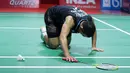 Khosit Phetpradab  jatuh saat gagal mengembalikan kok saat melawan Tommy Sugiarto pada babak pertama Indonesia Open 2018 di Istora Senayan, Jakarta, (4/6/2018). Tommy menang 20-22 21-10 21-16.  (Bola.com/Nick Hanoatubun)