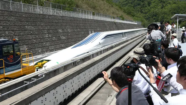 Kereta maglev (levitasi magnetik) baru "seri L0" ditampilkan di jalur eksperimental di Tsuru, di prefektur Yamanashi, 100 km barat Tokyo, pada 3 Juni 2013.