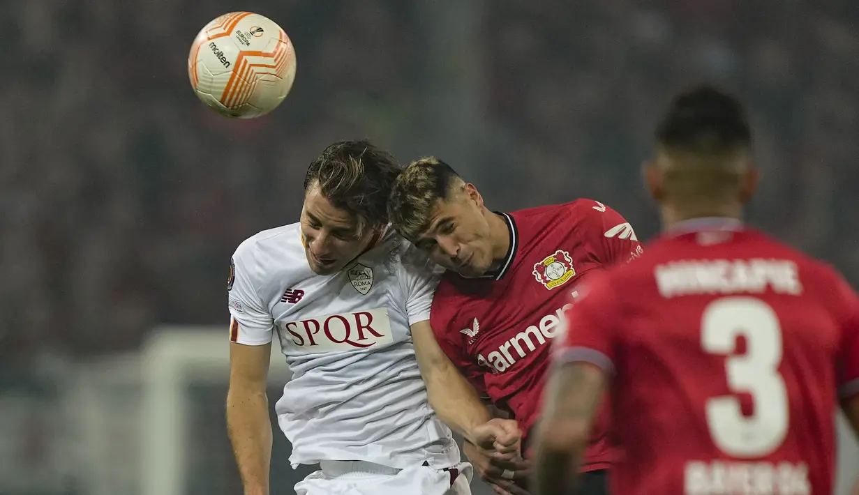 <p>Leverkusen yang ingin mencetak gol memulai babak kedua dengan meningkatkan intensitas serangan. (AP Photo/Martin Meissner)</p>