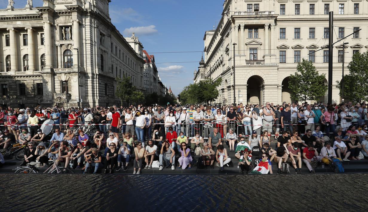<p>Para pengunjuk rasa berkumpul di pusat kota Budapest, Hongaria (5/6/2021). Ribuan orang di Hungaria mekakukan aksi protes menentang rencana pembangunan Universitas China di Budapest. (AP Photo/Laszlo Balogh)</p>
