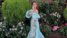 Tampil beda dengan warna rambut warna merah, penampilan Gabriella Larasati makin keren. Warna rambut baru lawan main Natasha Wilona di sinetron Siapa Takut Jatuh Cinta ini terlihat ketika Gaby unggah foto dirinya di Singapura saat acara screening episode pertama THE LORD OF THE RINGS: THE RINGS OF POWER yang digelar oleh Prime Video. (Liputan6.com/IG/@gabriellalarasati)