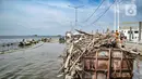 Tumpukkan sampah yang terbawa arus banjir rob di Pelabuhan Kali Adem, Muara Angke, Jakarta, Kamis (22/10/2020). Banjir akibat air pasang dengan ketinggian mencapai 30 cm tersebut telah merendam kawasan Pelabuhan Kali Adem dan sudah berlangsung selama lima hari. (merdeka.com/Iqbal S. Nugroho)