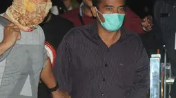 Bupati Purbalingga Tasdi mengenakan masker saat tiba di Gedung KPK, Jakarta, Selasa (5/6). Tasdi terjaring Operasi Tangkap Tangan KPK terkait kasus dugaan suap proyek infrastruktur di Kabupaten Purbalingga, Jawa Tengah. (Merdeka.com/Dwi Narwoko)
