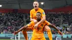 Pemain Belanda Denzel Dumfries (bawah) diberi selamat setelah mencetak gol gawang Amerika Serikat pada pertandingan sepak bola babak 16 besar Piala Dunia 2022 di Stadion Internasional Khalifa, Doha, Qatar, 3 Desember 2022. Belanda melaju ke perempat final Piala Dunia 2022 usai menaklukkan Amerika Serikat dengan skor 3-1.
 (AP Photo/Ashley Landis)