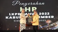 Bupati Jember Hendy Siswanto (Kanan) menerima opini WTP tahun 2022 di Kantor BPK perwakilan Jawa Timur (Istimewa)