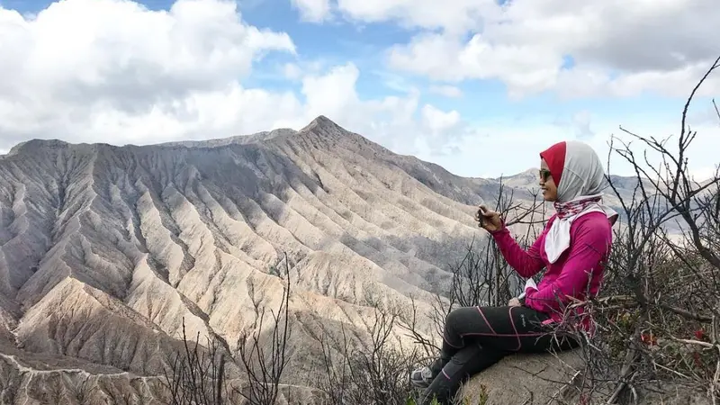 Seorang pendaki di Gunung Widodaren yang dekat dari Bromo