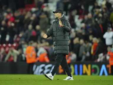 Pelatih Liverpool Jurgen Klopp memberi isyarat usai pertandingan melawan Real Madrid pada pertandingan leg pertamababak 16 besar Liga Champions di stadion Anfield di Liverpool, Inggris, Rabu (22/2/2023). Liverpool kalah telak dari Madrid dengan skor 2-5. (AP Photo/Jon Super)