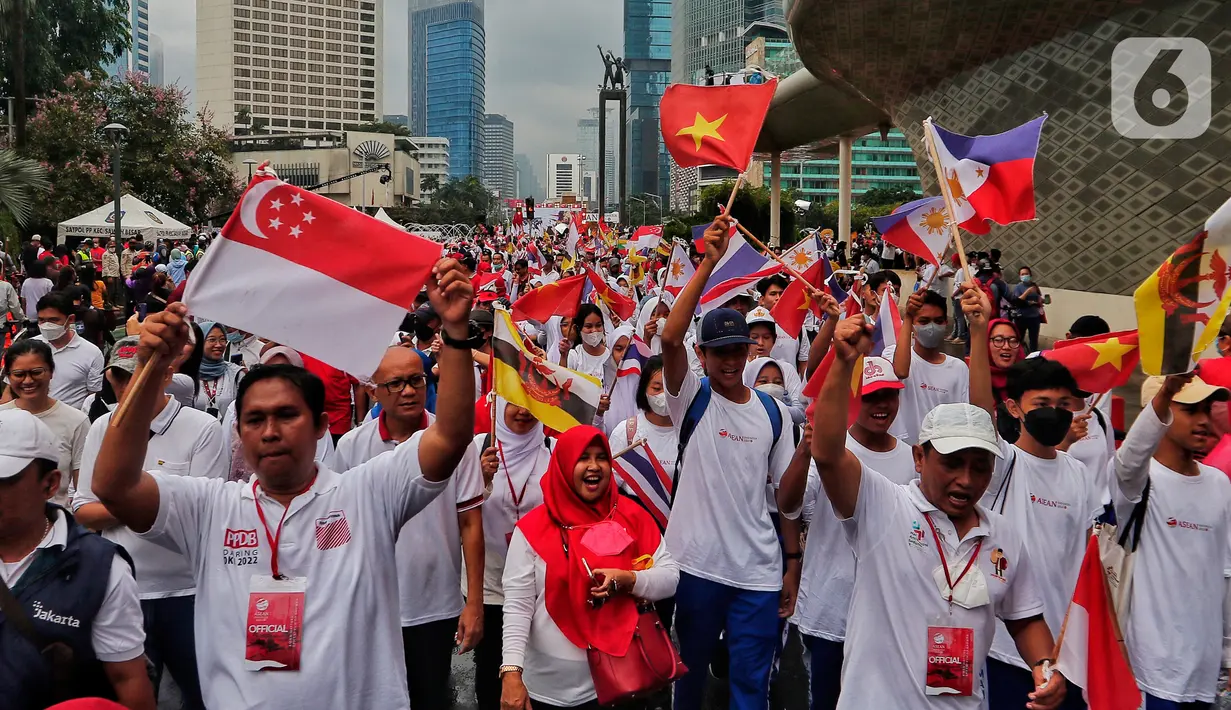 Peserta parade membawa bendera anggota ASEAN saat berjalan dalam Parade Asean di Jalan MH. Thamrin, Jakarta, Minggu (29/1/2023). Acara tersebut merupakan 'kick off' keketuaan Indonesia dalam ASEAN 2023 yang puncaknya akan berlangsung dua kali, yakni Konferensi Tingkat Tinggi (KTT) ASEAN pada Mei 2023 di Labuan Bajo, Provinsi Nusa Tenggara Timur (NTT) dan KTT ASEAN Plus di Jakarta pada September 2023. (Liputan6.com/Angga Yuniar)