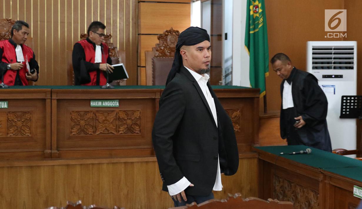 Terdakwa perkara ujaran kebencian Ahmad Dhani saat menjalani sidang lanjutan di PN Jakarta Selatan, Senin (14/5). Eksepsi Ahmad Dhani ditolak karena materinya dinilai terkait dengan materi pokok perkara. (Liputan6.com/Immanuel Antonius)