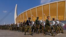 Personel militer berjalan di luar Stadion Nasional Morodok Techo menjelang Pesta Olahraga Asia Tenggara (SEA Games) ke-32 di Phnom Penh pada tanggal 4 Mei 2023. (Tang Chhin Sothy/AFP)