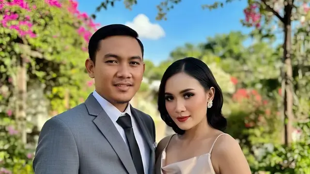 Baju Kondangan Couple Jas Kasual dan Dress Satin Elegan/Nurul Diva Kautsar via Meta AI