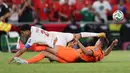 Pemain Maroko Achraf Hakimi terjatuh setelah pemain belanda Micky van de Ven (melakukan tekel di depan gawang selama pertandingan sepak bola babak 32 Piala Dunia antara Belanda dan Maroko di Guadalupe, dekat Monterrey, Meksiko, Senin (29/06/2026). (AP Photo/Addison Simmons)