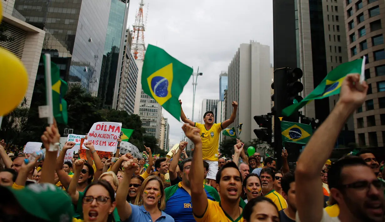 Para demonstran berteriak memprotes Presiden Brasil Dilma Rousseff, Sao Paulo, Brazil (15/3/2015). Satu juta demonstran memenuhi ruas jalan di kota-kota Brazil untuk memprotes ekonomi lesu, kenaikan harga dan korupsi. (Reuters/Nacho Doce)