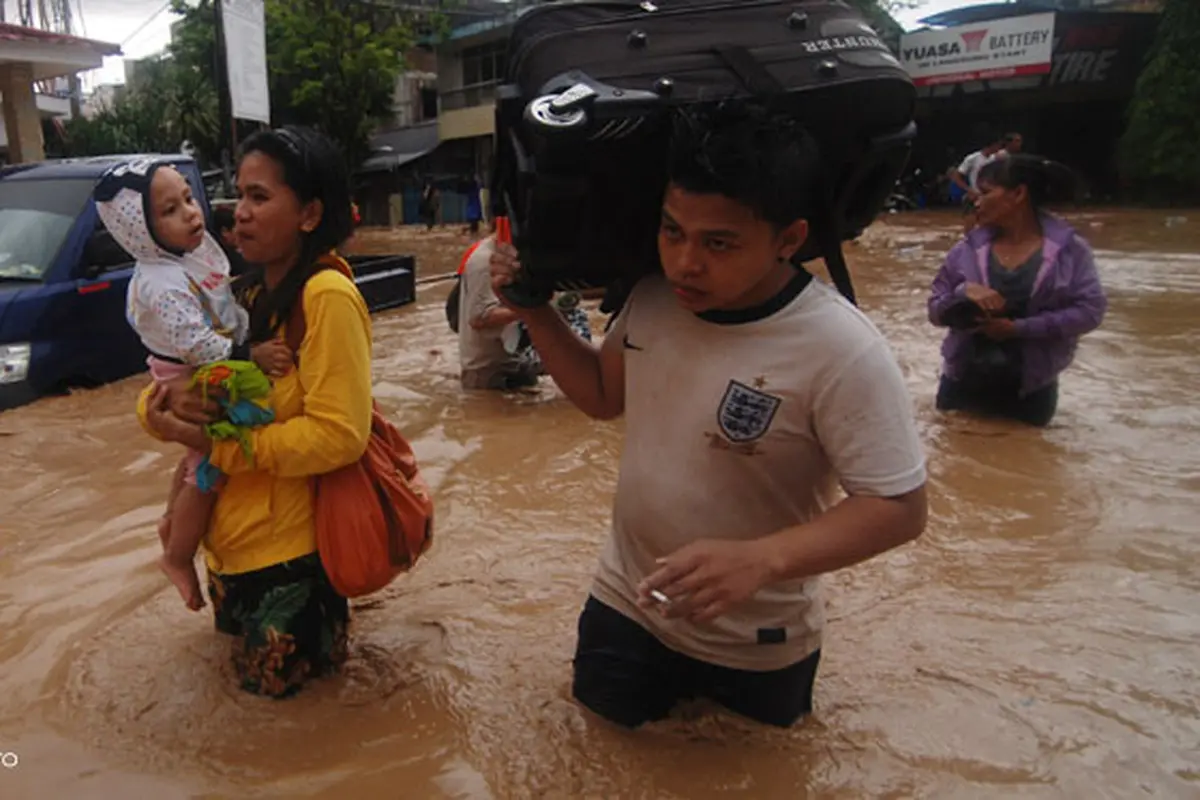 banjir-manado-penyakit-140122b.jpg