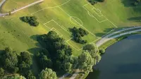 6 Bentuk Lapangan Sepak Bola Tidak Rata Ini Bikin Pemain Tepuk Jidat (Boredpanda)
