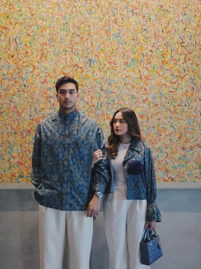 Gaya Couple Ibrahim Risyad dan Salshabilla Adriani, Kompak Tampil Kasual Chic Pakai Wastra Tenun dari Ikat by Didiet Maulana