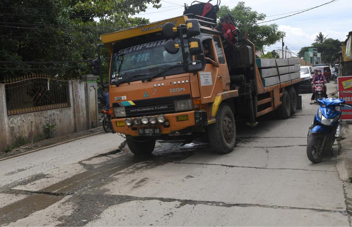 Kondisi Jalan Raya Tanjung Pasir Tangerang Rusak Parah Akibat Dilewati Truk-Truk Besar