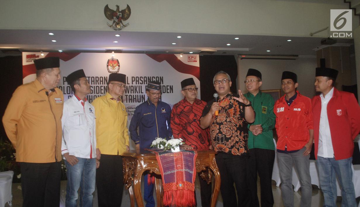 Ketua KPU Arief Budiman memberikan sambutan saat menerima kunjungan 9 sekjen partai politik pendukung Jokowi, Jakarta, Selasa (7/8). Kedatangan 9 sekjen tersebut untuk berkonsultasi terkait pendaftaran Capres dan Wapres. (Merdeka.com/Iqbal S. Nugroho)