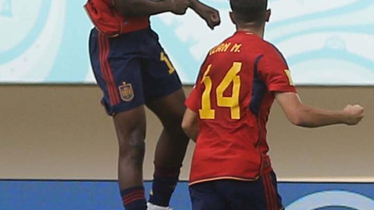 Pertandingan ini berlangsung seru.&nbsp;Timnas Spanyol U-17 langsung menekan pertahanan Uzbekistan U-17.