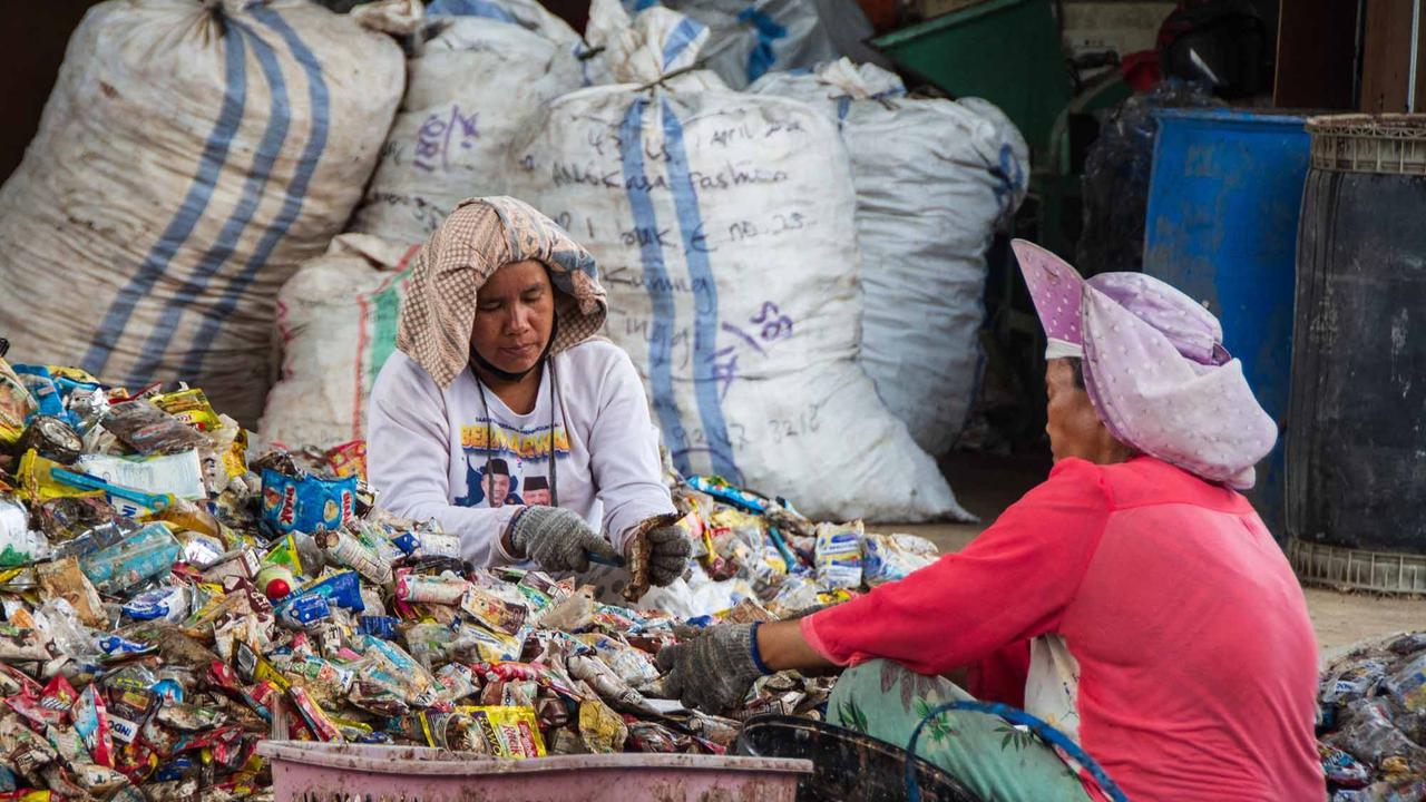 FOTO: Dari Sampah Plastik Mengalir Solar Ramah Lingkungan