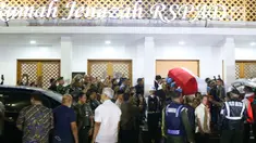 Anggota Paspampres mengangkat peti jenazah Presiden RI ke-3 BJ Habibie di Rumah Duka RSPAD, Jakarta, Rabu (11/9/2019). BJ Habibie wafat pada hari Rabu (11/9) sekitar jam 18.05 WIB di usia 83 tahun. (Liputan6.com/Helmi Fithriansyah)